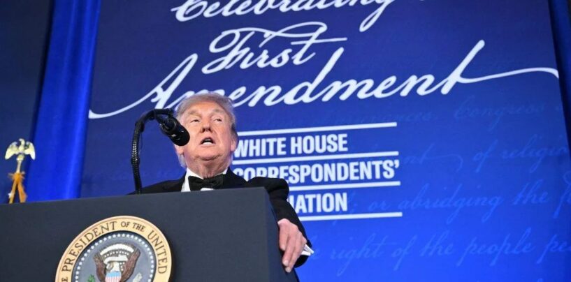 Trump détourne le dîner des correspondants de la Maison Blanche avec des coups anti-gay, des moqueries et des mensonges anti-trans