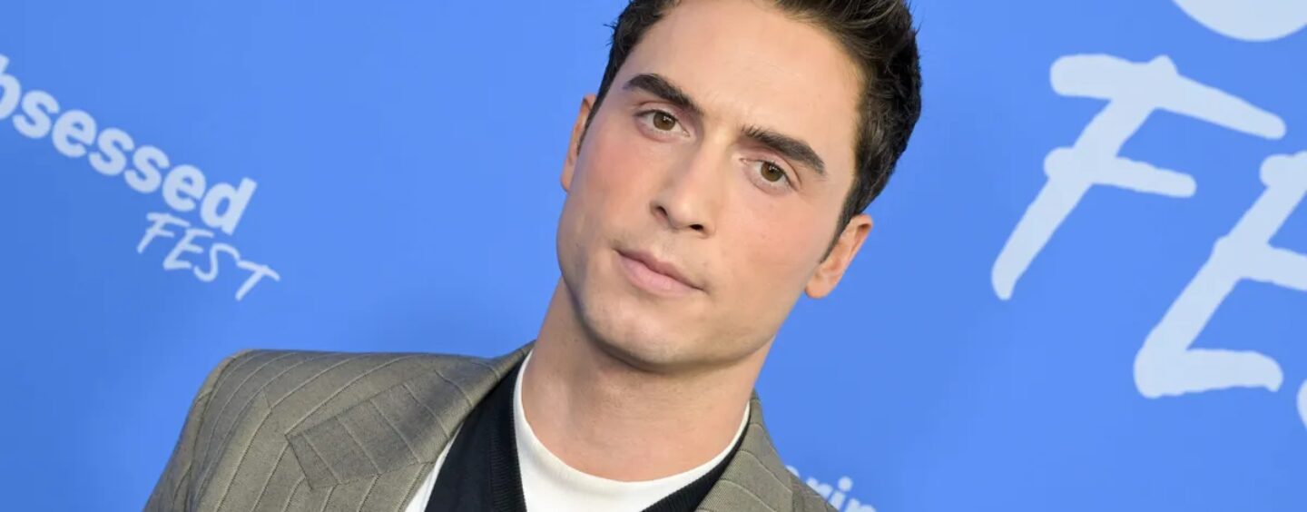 Benito Skinner ne porte rien d'autre qu'une robe dans un nouveau selfie sexy de BTS