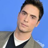 Benito Skinner ne porte rien d'autre qu'une robe dans un nouveau selfie sexy de BTS