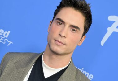 Benito Skinner ne porte rien d'autre qu'une robe dans un nouveau selfie sexy de BTS