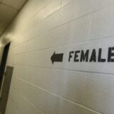 Le juge réfléchit aux sanctions après que l’administration Trump a violé une ordonnance du tribunal protégeant les prisonniers trans