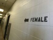 Le juge réfléchit aux sanctions après que l’administration Trump a violé une ordonnance du tribunal protégeant les prisonniers trans