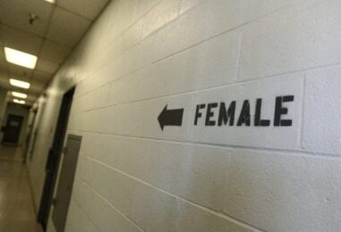 Le juge réfléchit aux sanctions après que l’administration Trump a violé une ordonnance du tribunal protégeant les prisonniers trans
