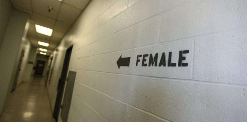 Le juge réfléchit aux sanctions après que l’administration Trump a violé une ordonnance du tribunal protégeant les prisonniers trans