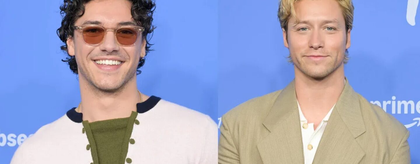 Les stars de Off Campus Belmont Cameli et Stephen Kalyn se réunissent dans un selfie sexy torse nu