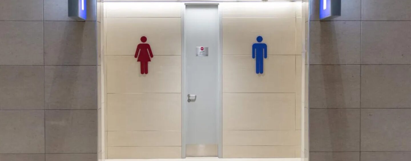 La Grande-Bretagne interdit désormais aux personnes trans l'accès à de nombreuses toilettes et vestiaires publics