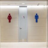 La Grande-Bretagne interdit désormais aux personnes trans l'accès à de nombreuses toilettes et vestiaires publics