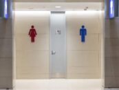 La Grande-Bretagne interdit désormais aux personnes trans l'accès à de nombreuses toilettes et vestiaires publics