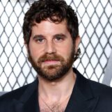 Ben Platt porte des slips blancs moulants dans de nouvelles photos sexy