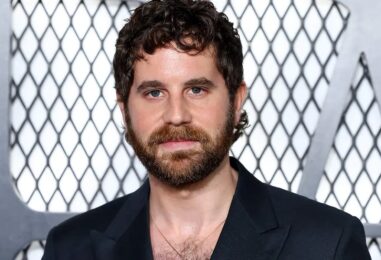 Ben Platt porte des slips blancs moulants dans de nouvelles photos sexy