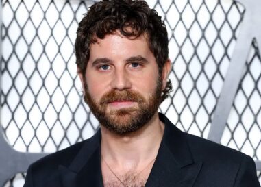 Ben Platt porte des slips blancs moulants dans de nouvelles photos sexy