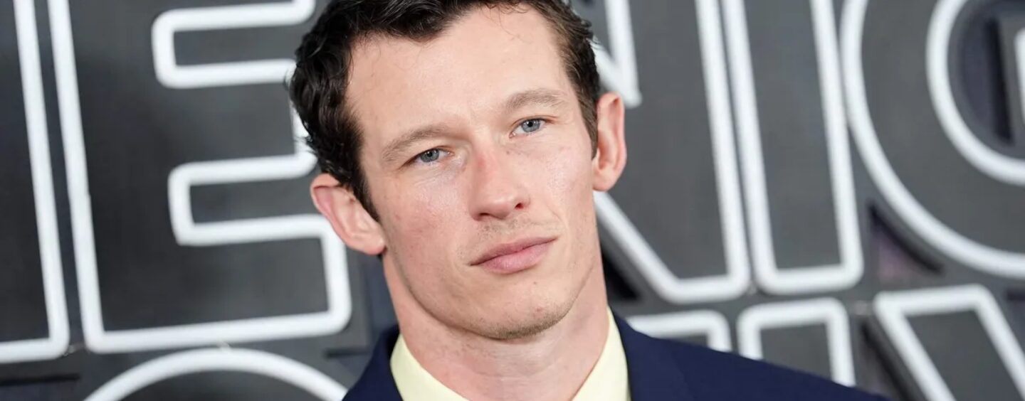 Callum Turner porte des slips noirs moulants sur des photos virales torse nu