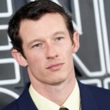Callum Turner porte des slips noirs moulants sur des photos virales torse nu
