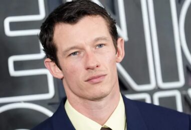 Callum Turner porte des slips noirs moulants sur des photos virales torse nu