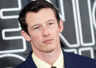 Callum Turner porte des slips noirs moulants sur des photos virales torse nu