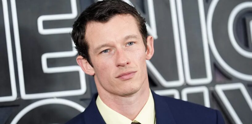 Callum Turner porte des slips noirs moulants sur des photos virales torse nu
