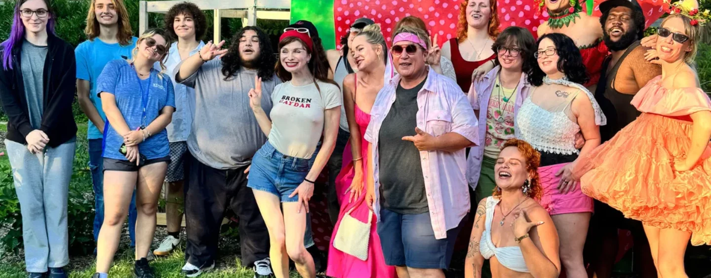 Dylan Mulvaney surprend de jeunes adultes LGBTQ+ lors d'une collecte de fonds à Provincetown