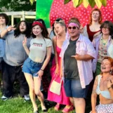 Dylan Mulvaney surprend de jeunes adultes LGBTQ+ lors d'une collecte de fonds à Provincetown