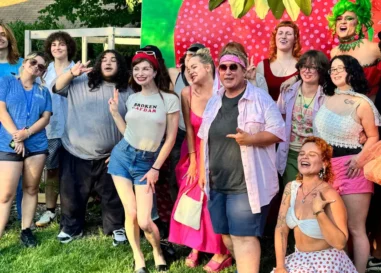 Dylan Mulvaney surprend de jeunes adultes LGBTQ+ lors d'une collecte de fonds à Provincetown