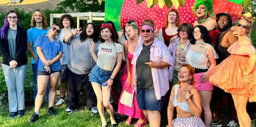 Dylan Mulvaney surprend de jeunes adultes LGBTQ+ lors d'une collecte de fonds à Provincetown