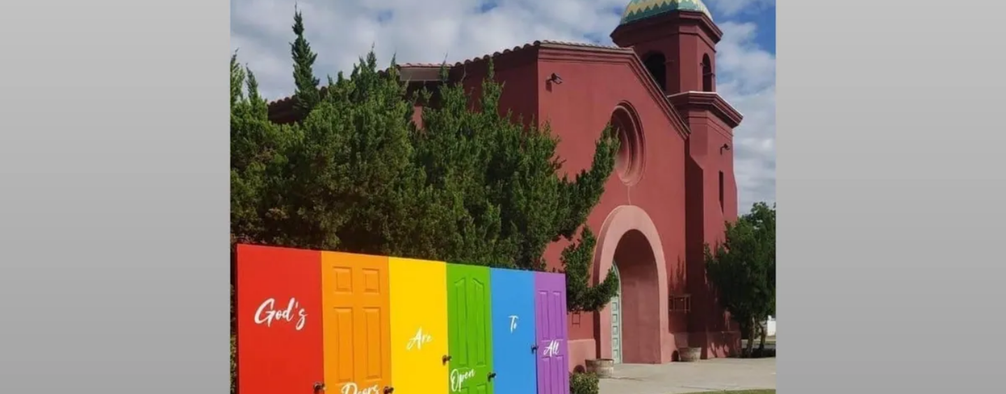 Cette église californienne continue de reconstruire son affichage vandalisé de la fierté LGBTQ+
