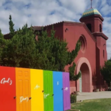 Cette église californienne continue de reconstruire son affichage vandalisé de la fierté LGBTQ+