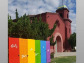 Cette église californienne continue de reconstruire son affichage vandalisé de la fierté LGBTQ+