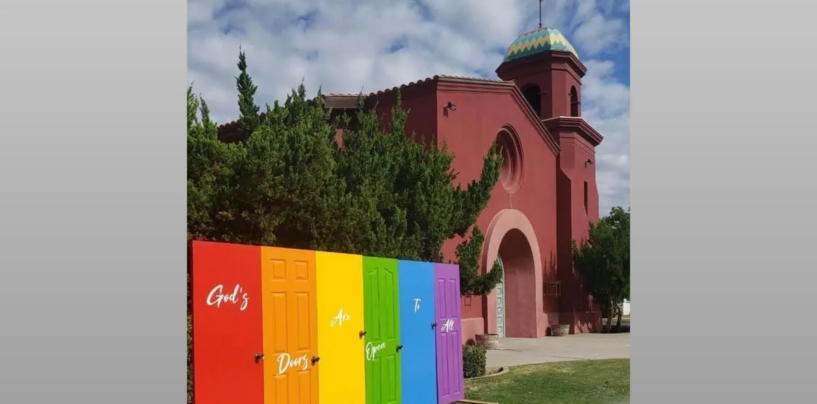 Cette église californienne continue de reconstruire son affichage vandalisé de la fierté LGBTQ+