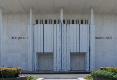 Le conseil d'administration du Kennedy Center de Trump vote pour que son nom soit à nouveau inscrit sur le bâtiment – ​​malgré l'ordre explicite d'un juge