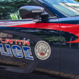 Dans une vidéo publiée sur Instagram My Sister's Room, on peut voir des agents du département de police d'Atlanta menotter Jen-Chase Daniels devant un groupe de personnes, alors qu'elle proteste contre les motifs apparents de son arrestation.