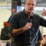 « High T » Pete Hegseth lance des insultes anti-trans à l'arrêt de la campagne de l'Iowa State Fair alors que la guerre en Iran fait rage
