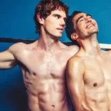 Rencontrez les beaux acteurs vedettes de la parodie musicale Heated Rivalry