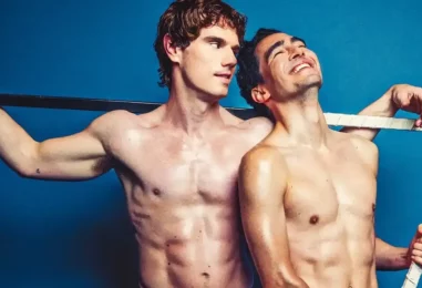 Rencontrez les beaux acteurs vedettes de la parodie musicale Heated Rivalry
