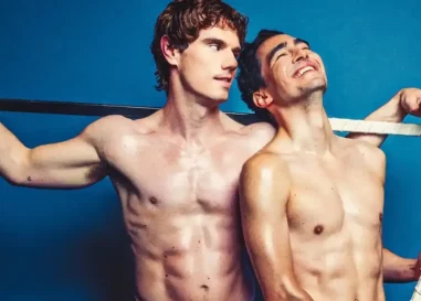 Rencontrez les beaux acteurs vedettes de la parodie musicale Heated Rivalry