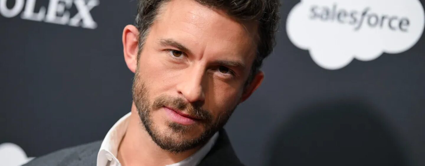 Chut… Jonathan Bailey veut vous exciter avec sa voix dans une vidéo ASMR