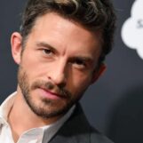 Chut… Jonathan Bailey veut vous exciter avec sa voix dans une vidéo ASMR