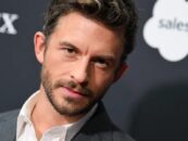 Chut… Jonathan Bailey veut vous exciter avec sa voix dans une vidéo ASMR