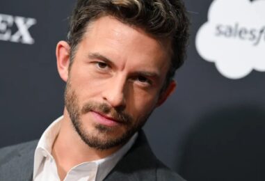 Chut… Jonathan Bailey veut vous exciter avec sa voix dans une vidéo ASMR