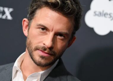 Chut… Jonathan Bailey veut vous exciter avec sa voix dans une vidéo ASMR