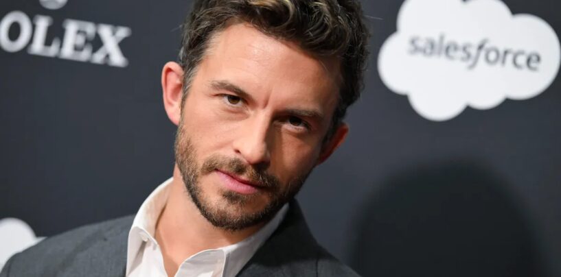 Chut… Jonathan Bailey veut vous exciter avec sa voix dans une vidéo ASMR
