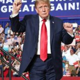 Trump affirme ouvertement que les hôpitaux pratiquent une « chirurgie inversée » sur les patients trans « sur mon ordre »