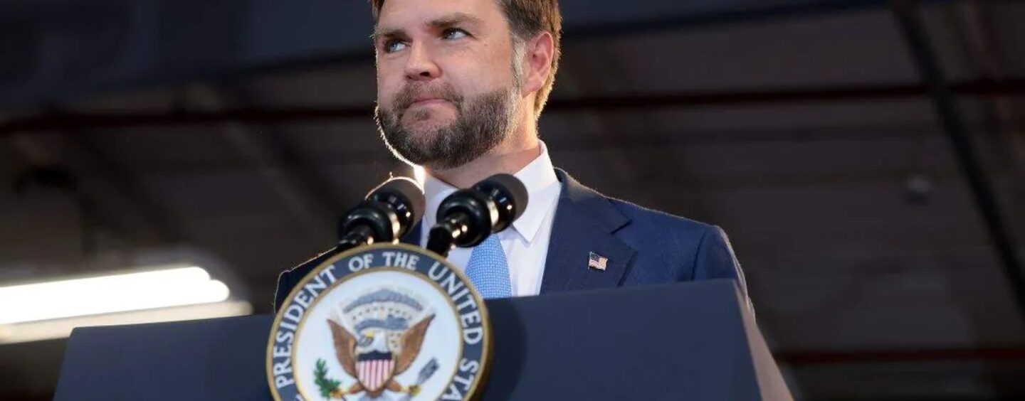 L'homme macho JD Vance dit qu'il déteste les « beaux mecs barbus » lors d'un étrange discours sur la fabrication