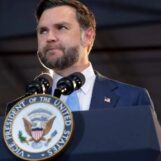 L'homme macho JD Vance dit qu'il déteste les « beaux mecs barbus » lors d'un étrange discours sur la fabrication