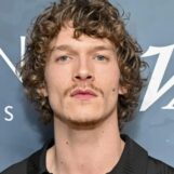 Connor Storrie fait ses débuts avec un nouveau buzzcut sexy pour la saison 2 de Heated Rivalry