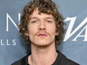 Connor Storrie fait ses débuts avec un nouveau buzzcut sexy pour la saison 2 de Heated Rivalry