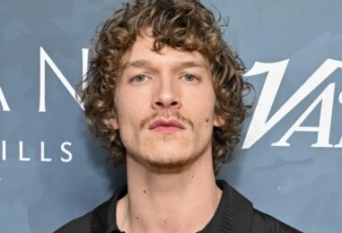 Connor Storrie fait ses débuts avec un nouveau buzzcut sexy pour la saison 2 de Heated Rivalry