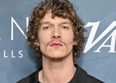 Connor Storrie fait ses débuts avec un nouveau buzzcut sexy pour la saison 2 de Heated Rivalry