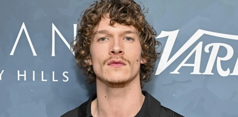 Connor Storrie fait ses débuts avec un nouveau buzzcut sexy pour la saison 2 de Heated Rivalry