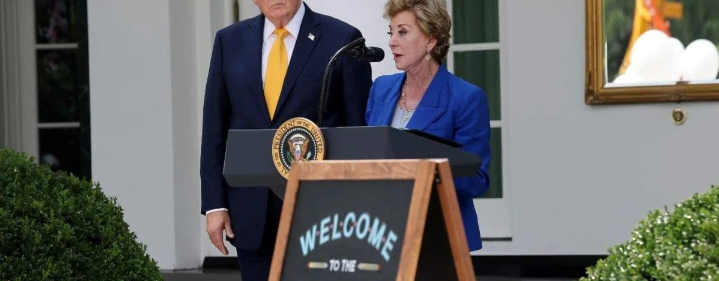 Trump et Linda McMahon mentent sur les enfants trans – devant des écoliers