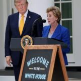 Trump et Linda McMahon mentent sur les enfants trans – devant des écoliers